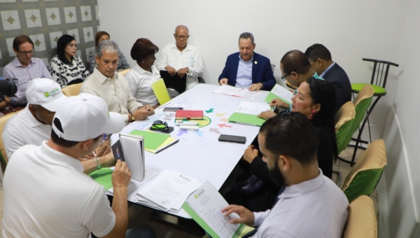 Ejecutivos de Promipyme sostienen reunión Buhoneros de La Feria